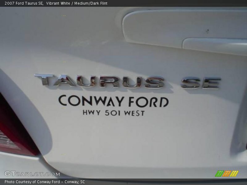 Vibrant White / Medium/Dark Flint 2007 Ford Taurus SE