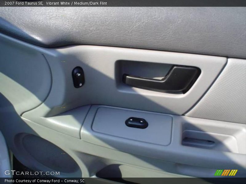 Vibrant White / Medium/Dark Flint 2007 Ford Taurus SE