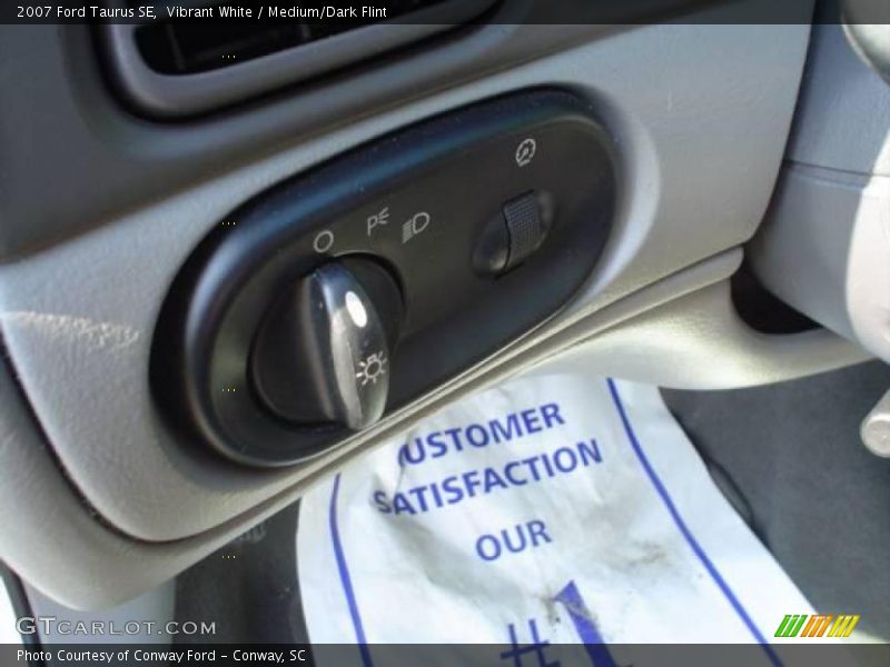 Vibrant White / Medium/Dark Flint 2007 Ford Taurus SE