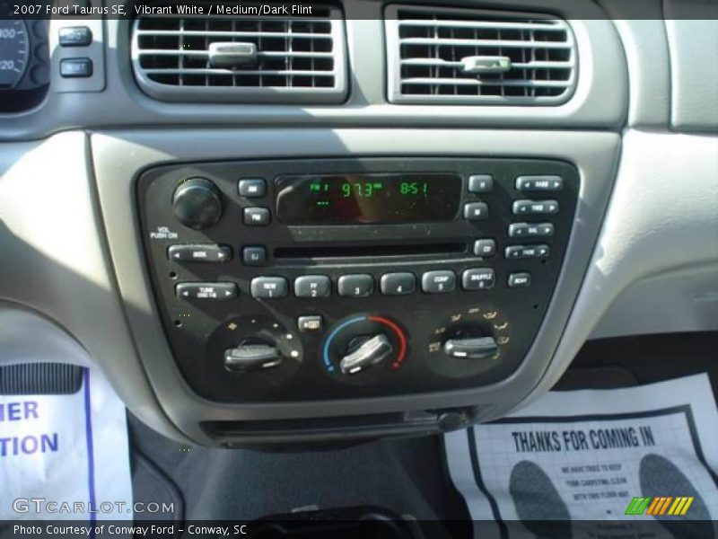 Vibrant White / Medium/Dark Flint 2007 Ford Taurus SE