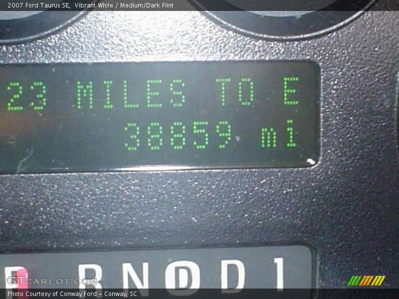 Vibrant White / Medium/Dark Flint 2007 Ford Taurus SE