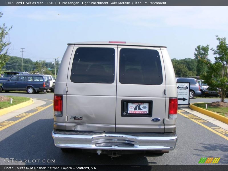 Light Parchment Gold Metallic / Medium Parchment 2002 Ford E Series Van E150 XLT Passenger