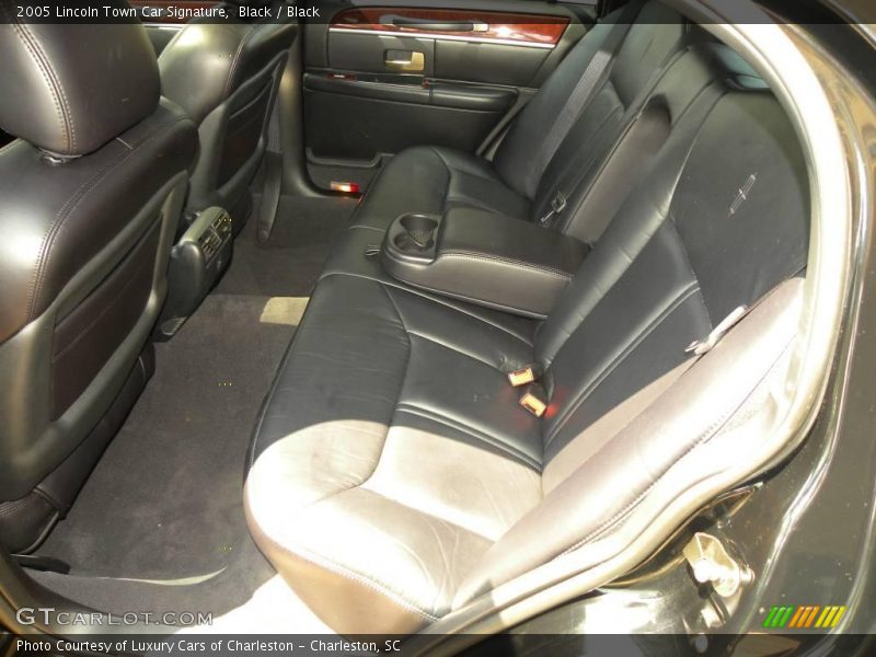 Black / Black 2005 Lincoln Town Car Signature