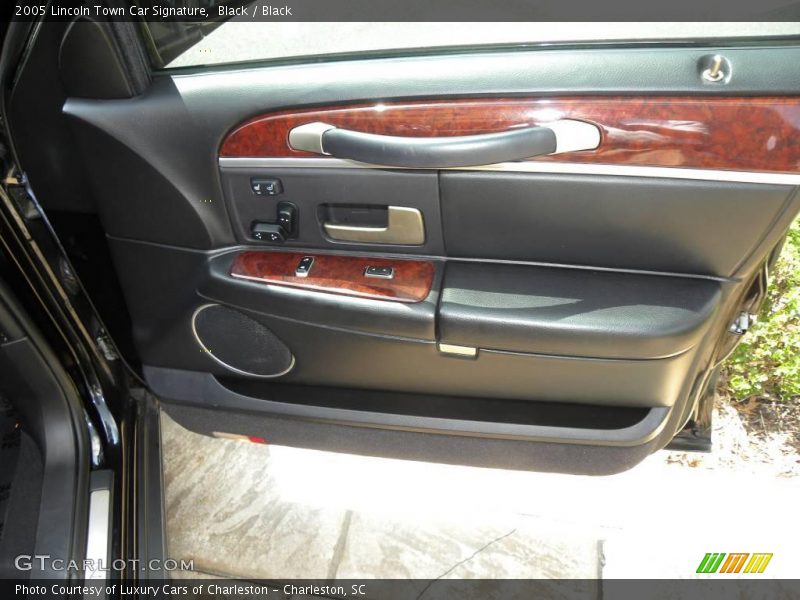 Black / Black 2005 Lincoln Town Car Signature