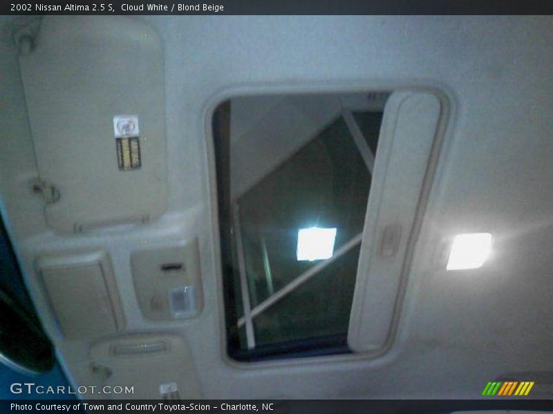 Cloud White / Blond Beige 2002 Nissan Altima 2.5 S