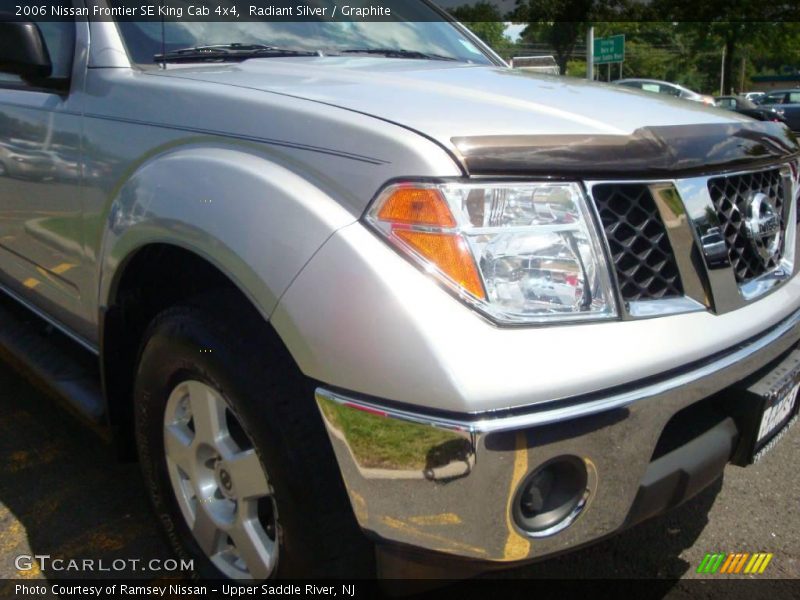 Radiant Silver / Graphite 2006 Nissan Frontier SE King Cab 4x4