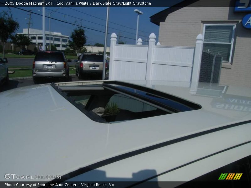 Cool Vanilla White / Dark Slate Gray/Light Graystone 2005 Dodge Magnum SXT