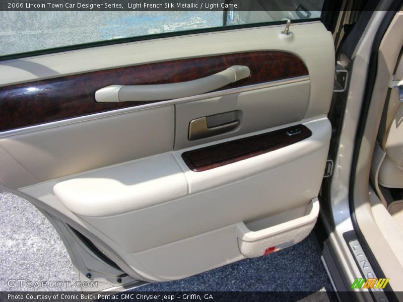 Light French Silk Metallic / Light Camel 2006 Lincoln Town Car Designer Series