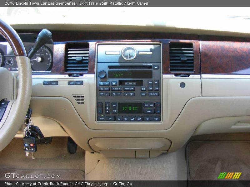 Light French Silk Metallic / Light Camel 2006 Lincoln Town Car Designer Series
