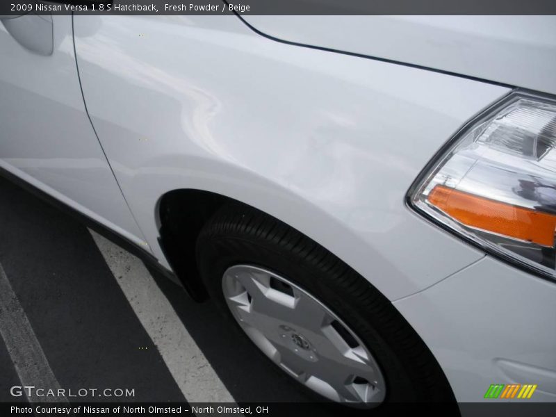 Fresh Powder / Beige 2009 Nissan Versa 1.8 S Hatchback