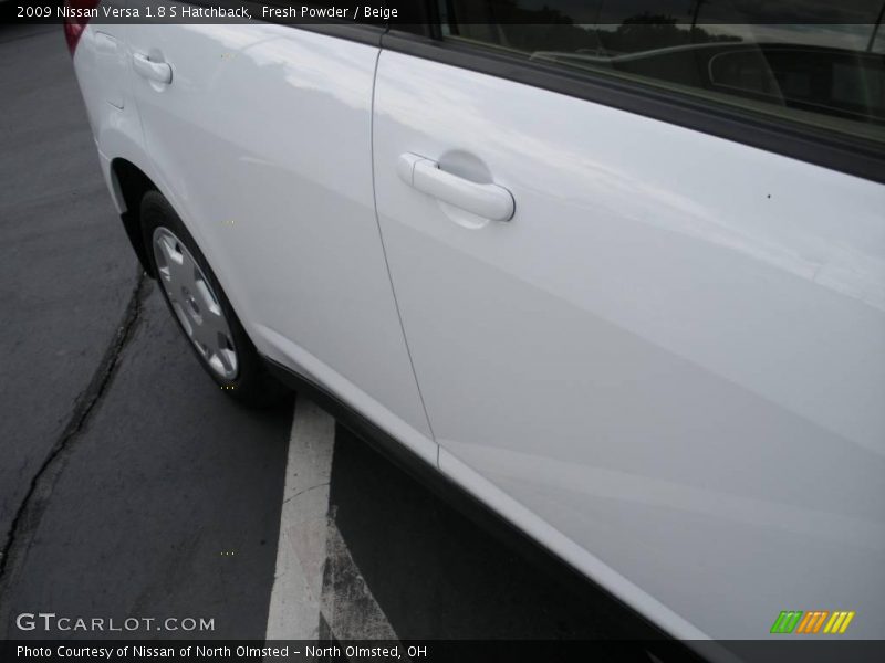Fresh Powder / Beige 2009 Nissan Versa 1.8 S Hatchback