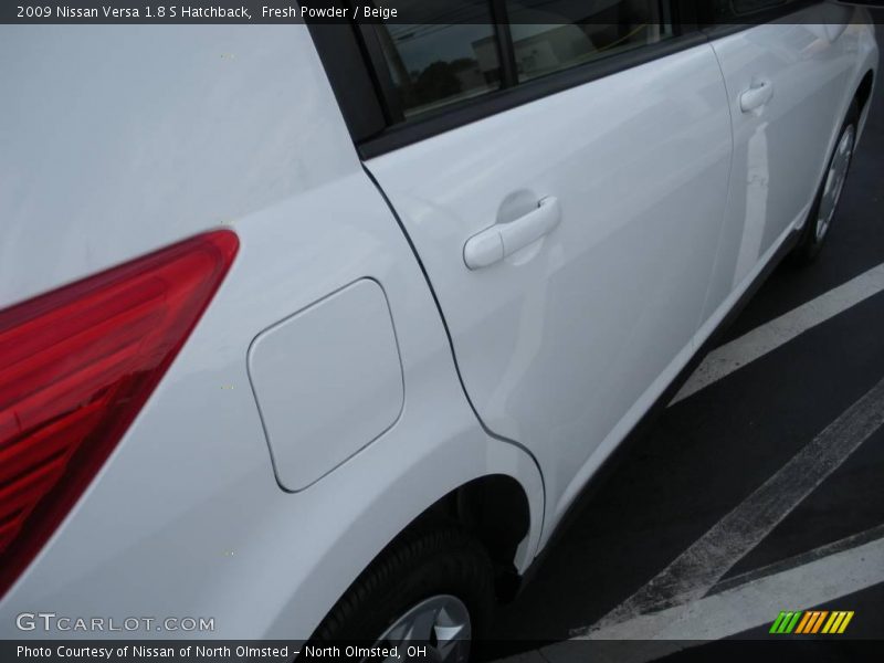 Fresh Powder / Beige 2009 Nissan Versa 1.8 S Hatchback