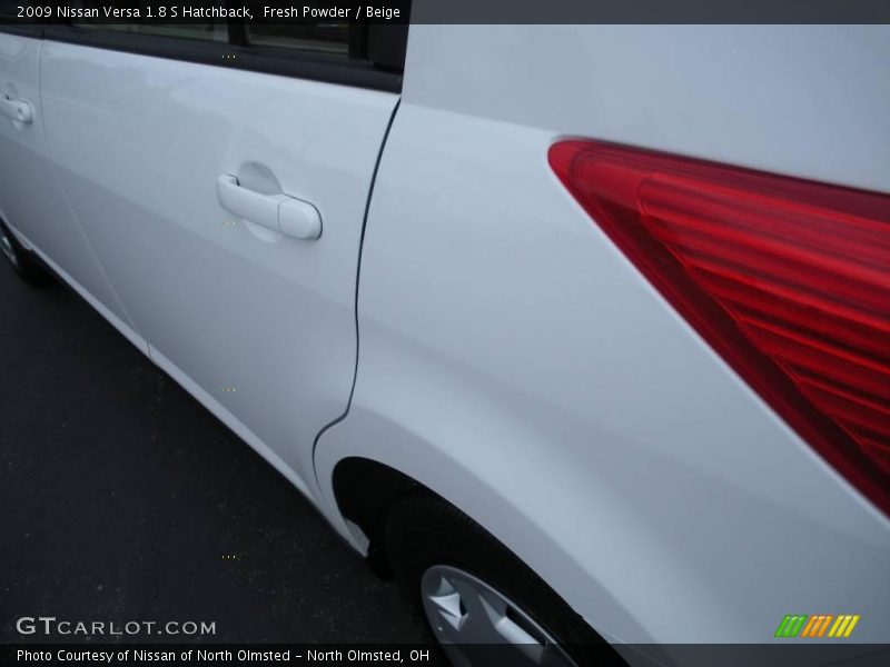 Fresh Powder / Beige 2009 Nissan Versa 1.8 S Hatchback