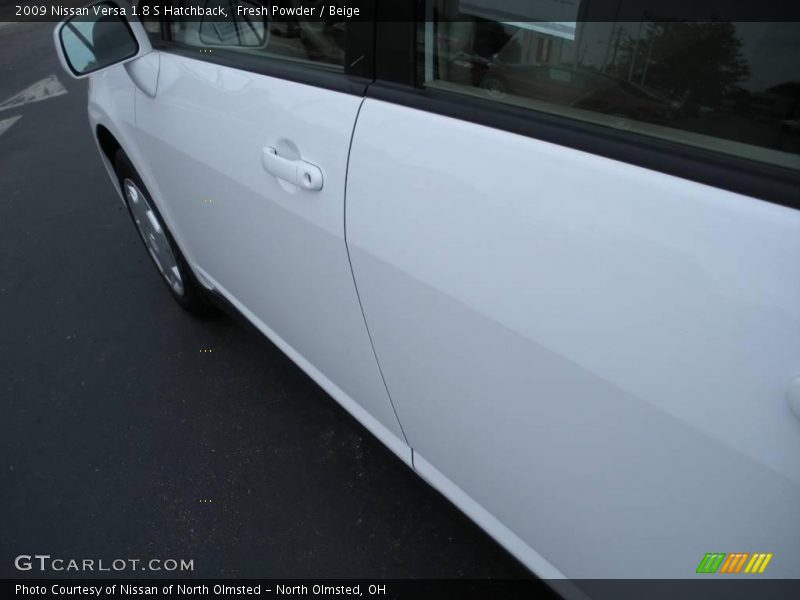 Fresh Powder / Beige 2009 Nissan Versa 1.8 S Hatchback