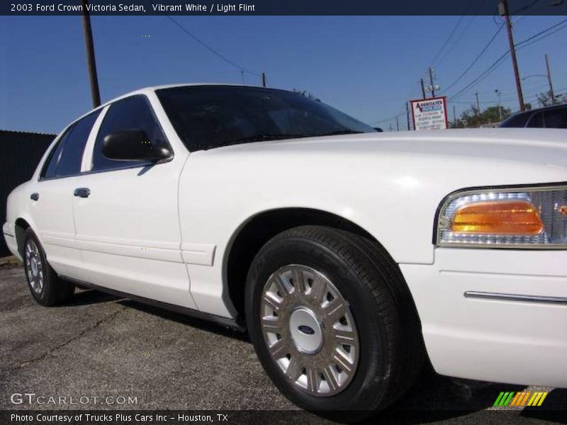 Vibrant White / Light Flint 2003 Ford Crown Victoria Sedan