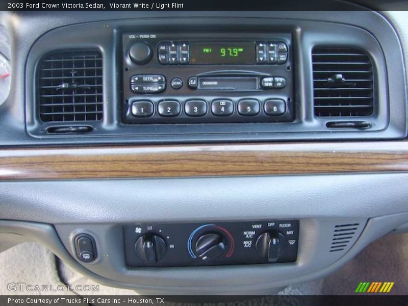 Vibrant White / Light Flint 2003 Ford Crown Victoria Sedan