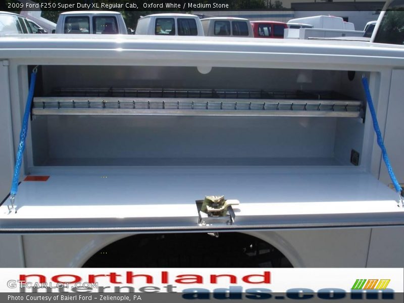 Oxford White / Medium Stone 2009 Ford F250 Super Duty XL Regular Cab