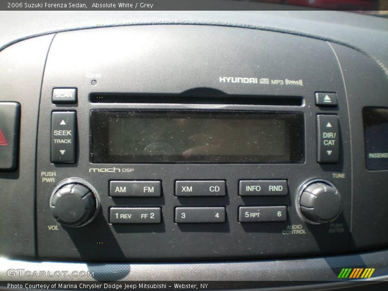 Absolute White / Grey 2006 Suzuki Forenza Sedan