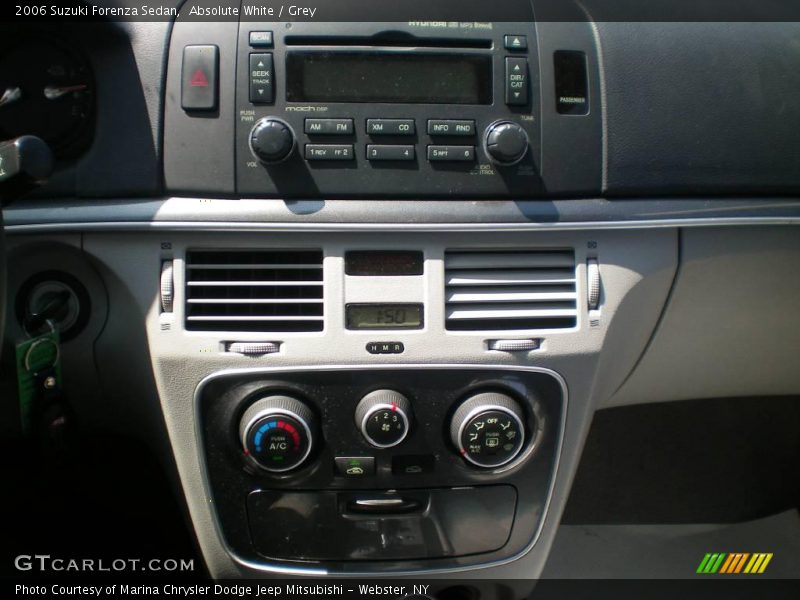 Absolute White / Grey 2006 Suzuki Forenza Sedan