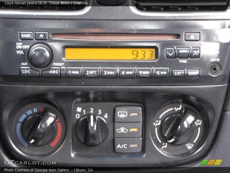 Cloud White / Charcoal 2004 Nissan Sentra SE-R