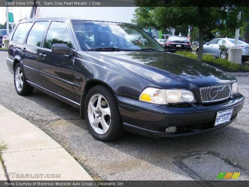 Front 3/4 View of 1998 V70 T5
