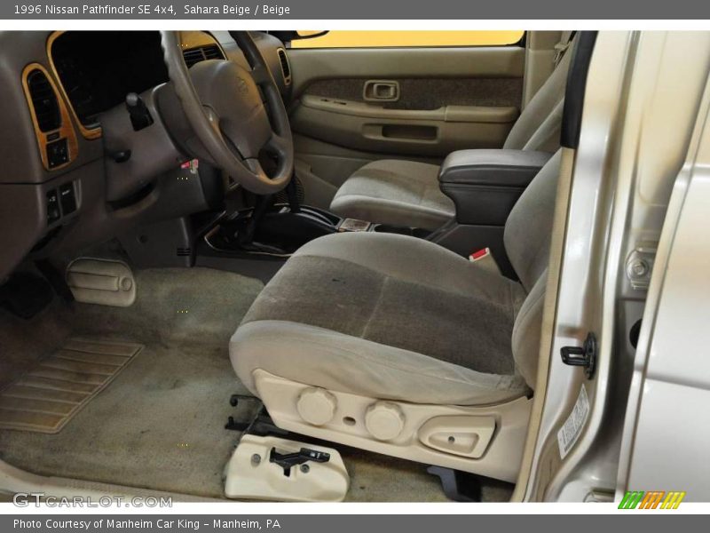 Sahara Beige / Beige 1996 Nissan Pathfinder SE 4x4