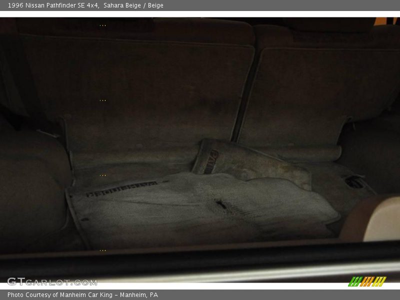 Sahara Beige / Beige 1996 Nissan Pathfinder SE 4x4