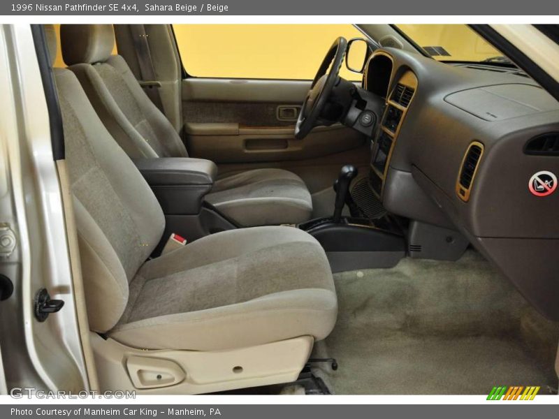 Sahara Beige / Beige 1996 Nissan Pathfinder SE 4x4