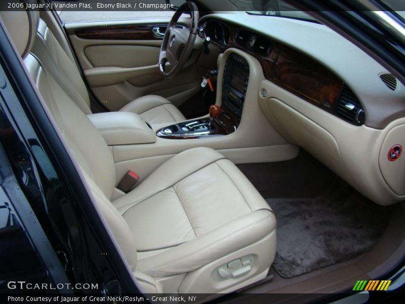 Ebony Black / Champagne 2006 Jaguar XJ Vanden Plas