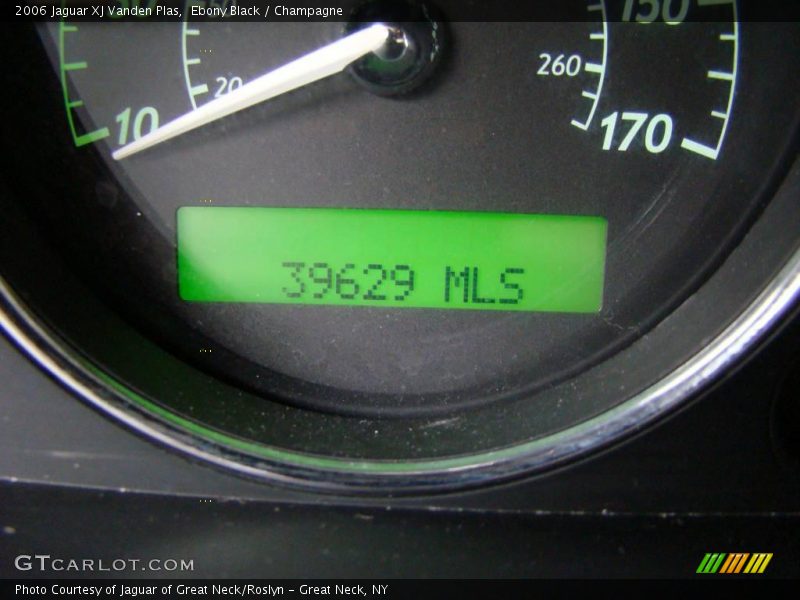 Ebony Black / Champagne 2006 Jaguar XJ Vanden Plas