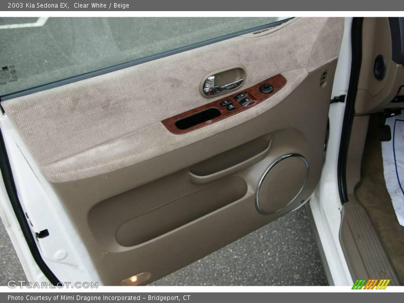 Clear White / Beige 2003 Kia Sedona EX