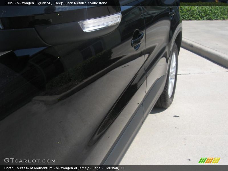 Deep Black Metallic / Sandstone 2009 Volkswagen Tiguan SE