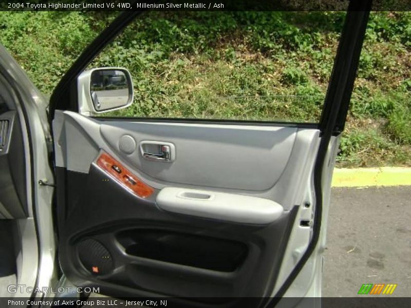 Millenium Silver Metallic / Ash 2004 Toyota Highlander Limited V6 4WD