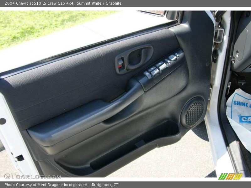 Summit White / Graphite 2004 Chevrolet S10 LS Crew Cab 4x4