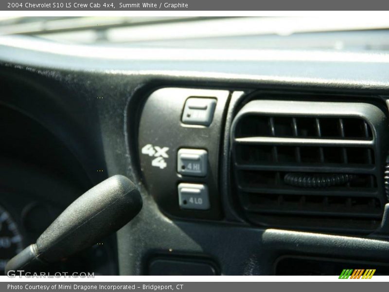 Summit White / Graphite 2004 Chevrolet S10 LS Crew Cab 4x4