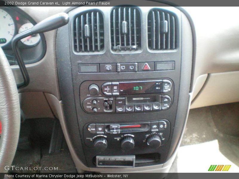 Light Almond Pearl / Taupe 2002 Dodge Grand Caravan eL