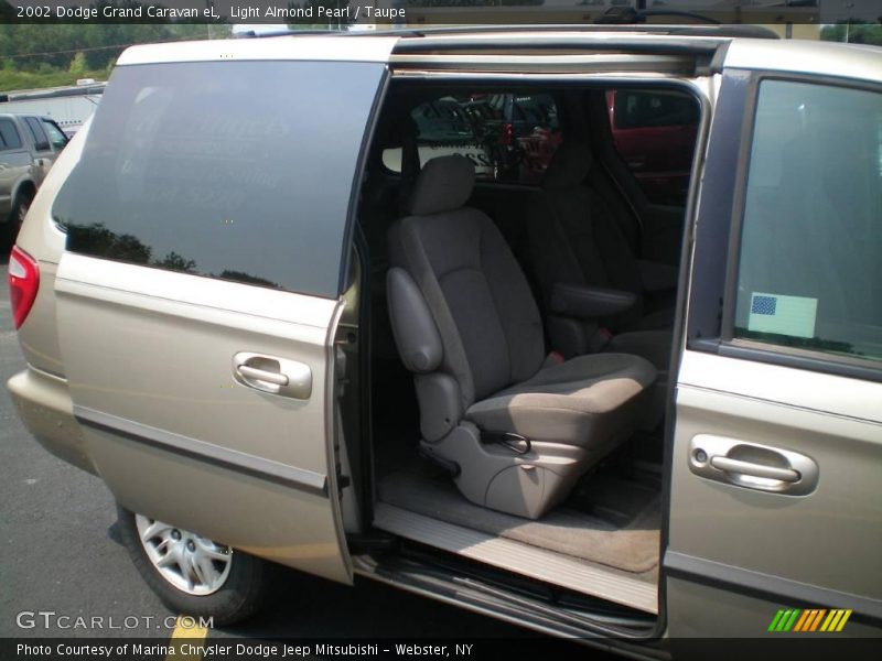 Light Almond Pearl / Taupe 2002 Dodge Grand Caravan eL