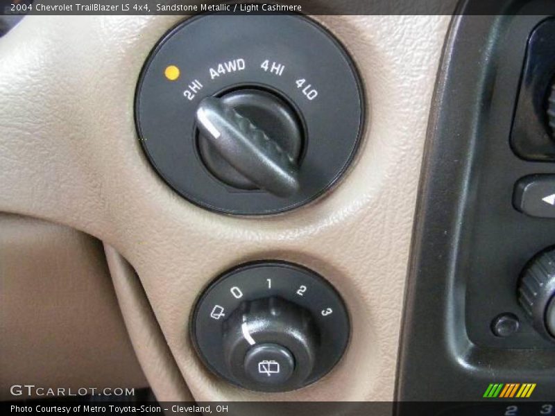 Sandstone Metallic / Light Cashmere 2004 Chevrolet TrailBlazer LS 4x4