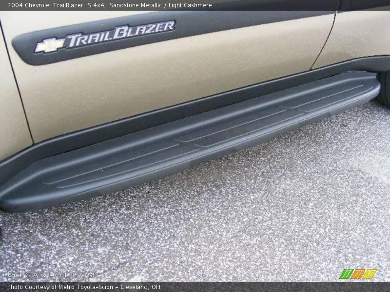 Sandstone Metallic / Light Cashmere 2004 Chevrolet TrailBlazer LS 4x4