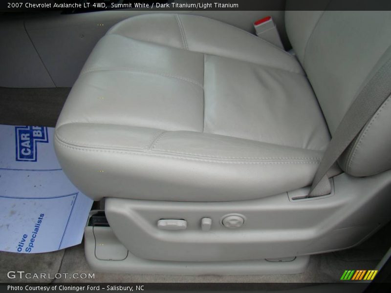 Summit White / Dark Titanium/Light Titanium 2007 Chevrolet Avalanche LT 4WD