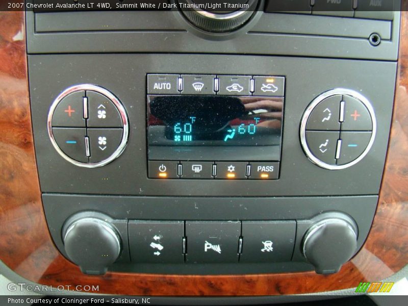 Summit White / Dark Titanium/Light Titanium 2007 Chevrolet Avalanche LT 4WD