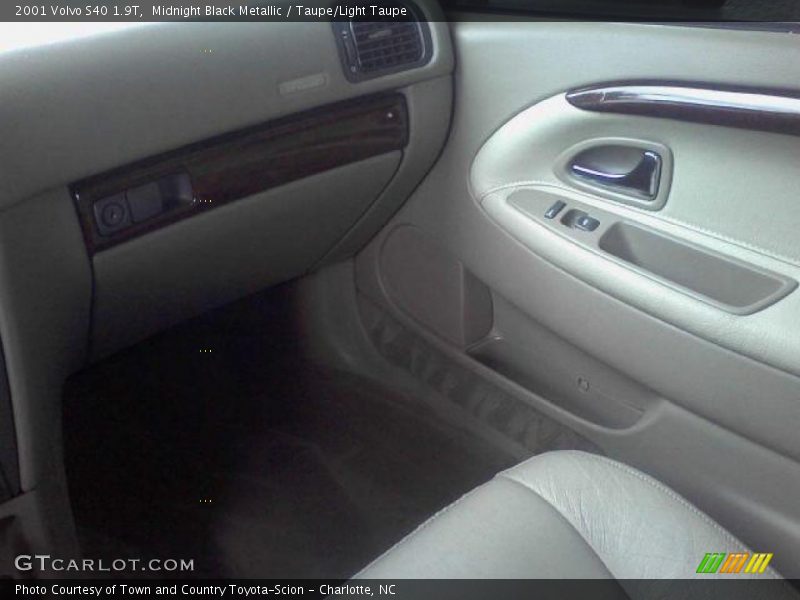 Midnight Black Metallic / Taupe/Light Taupe 2001 Volvo S40 1.9T