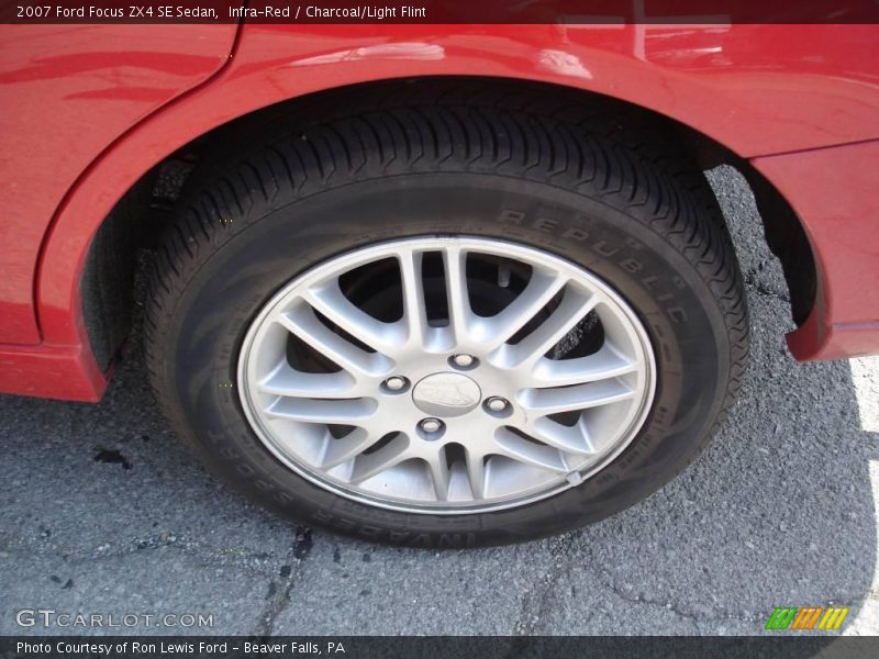Infra-Red / Charcoal/Light Flint 2007 Ford Focus ZX4 SE Sedan