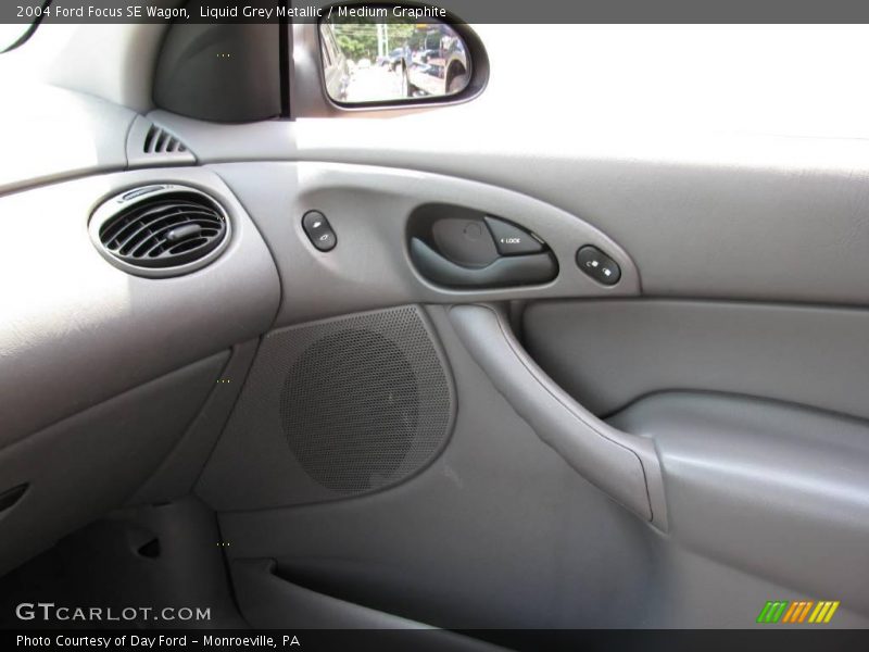 Liquid Grey Metallic / Medium Graphite 2004 Ford Focus SE Wagon
