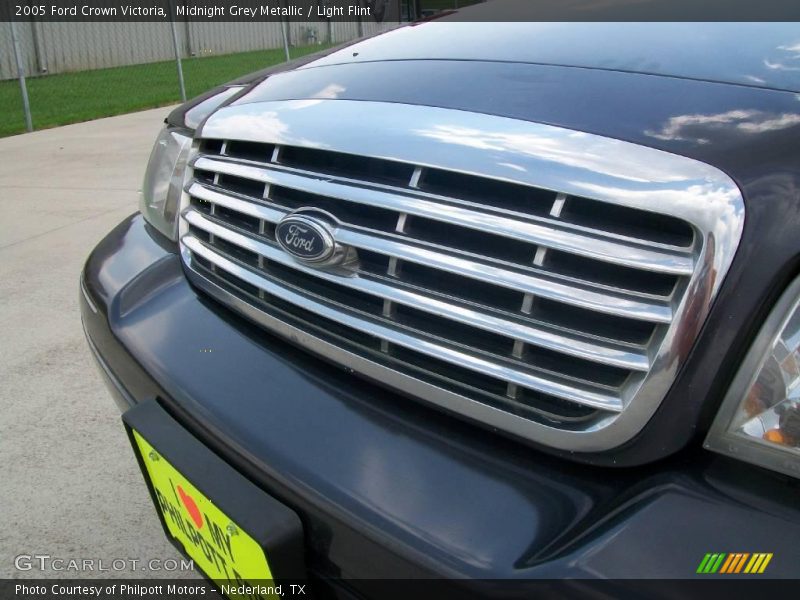 Midnight Grey Metallic / Light Flint 2005 Ford Crown Victoria