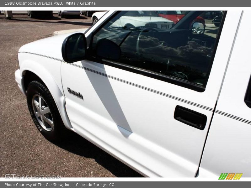 White / Graphite 1998 Oldsmobile Bravada AWD