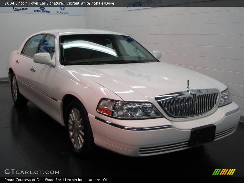 Vibrant White / Shale/Dove 2004 Lincoln Town Car Signature