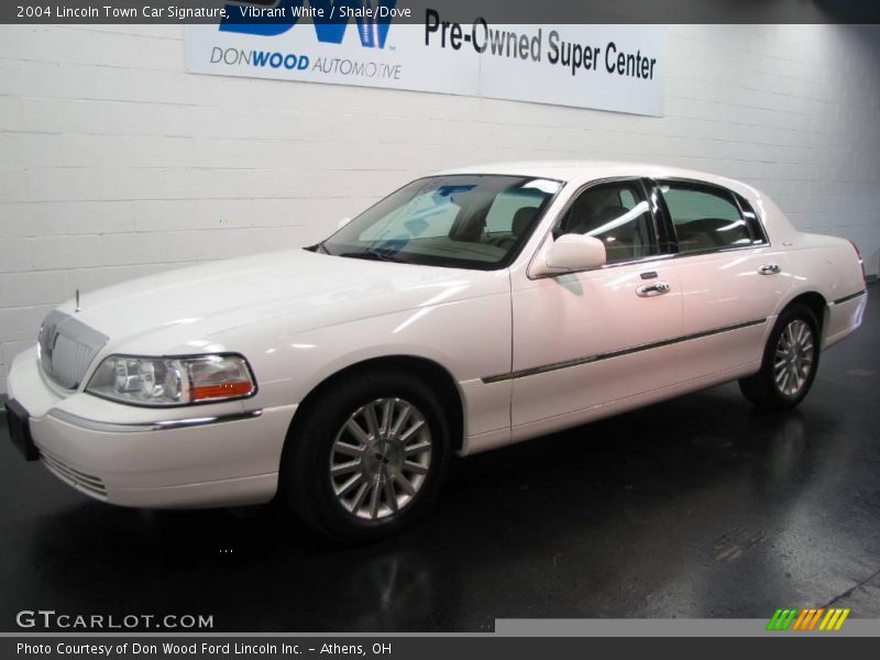 Vibrant White / Shale/Dove 2004 Lincoln Town Car Signature