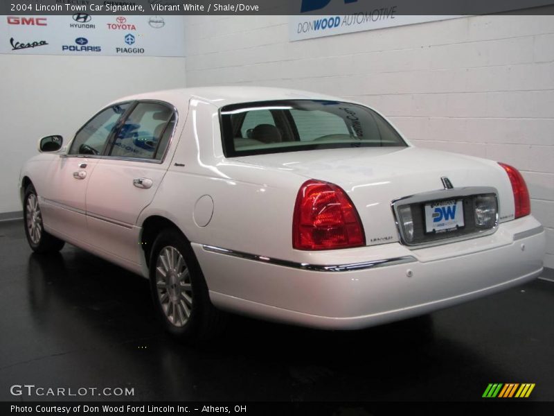Vibrant White / Shale/Dove 2004 Lincoln Town Car Signature