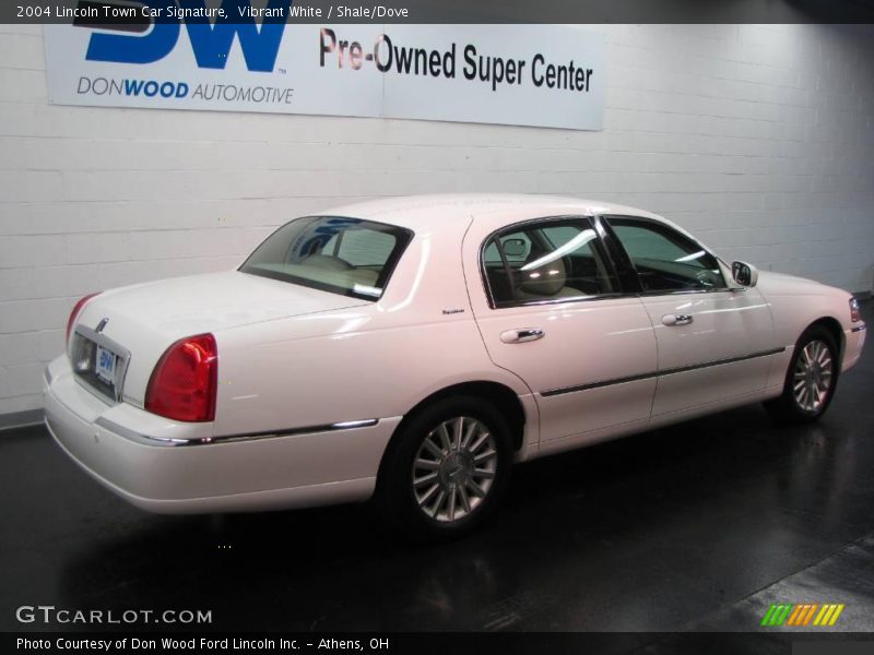 Vibrant White / Shale/Dove 2004 Lincoln Town Car Signature